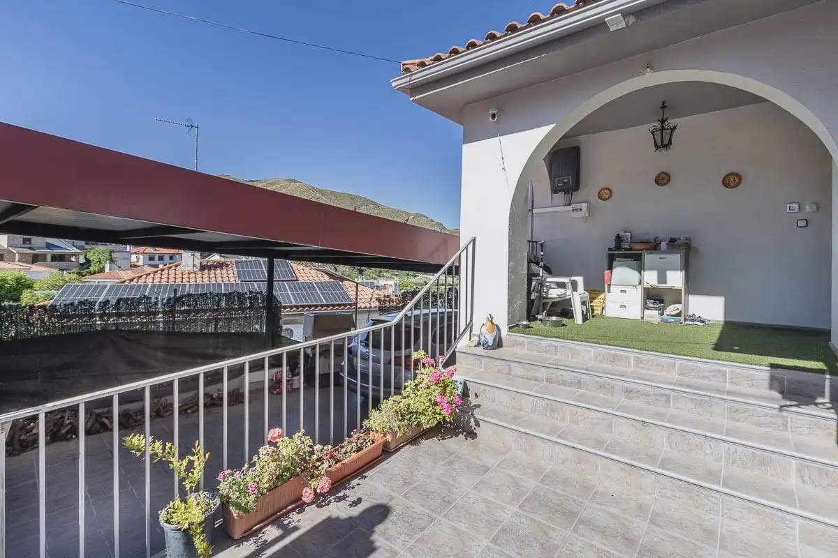 Villa zu verkaufen in Pinos Genil mit Pool Garage - 380.000 € (Ref: 9837646)