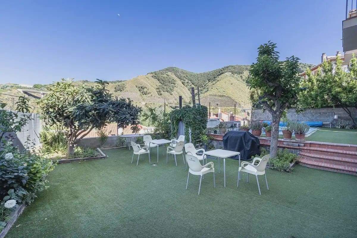 Villa zu verkaufen in Pinos Genil mit Pool Garage - 380.000 € (Ref: 9837646)