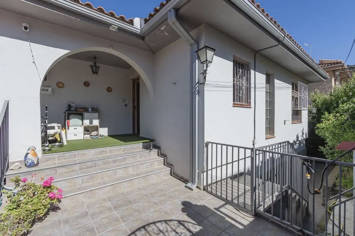 Villa zu verkaufen in Pinos Genil mit Pool Garage - 380.000 € (Ref: 9837646)
