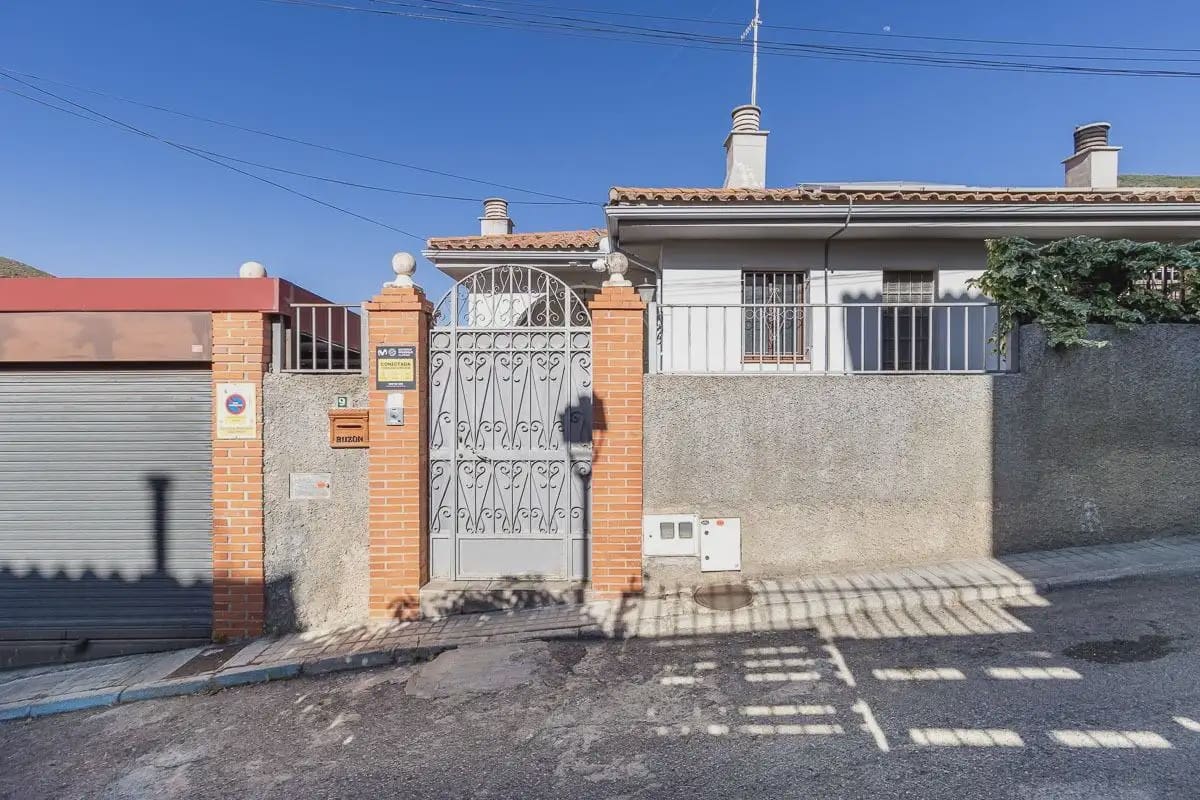 Villa zu verkaufen in Pinos Genil mit Pool Garage - 380.000 € (Ref: 9837646)