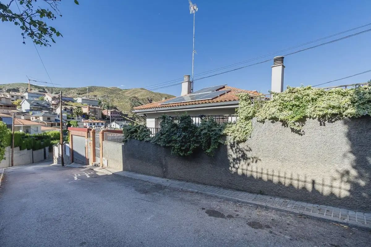 Villa zu verkaufen in Pinos Genil mit Pool Garage - 380.000 € (Ref: 9837646)