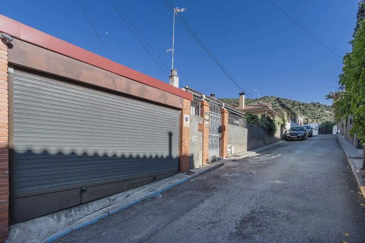 Villa zu verkaufen in Pinos Genil mit Pool Garage - 380.000 € (Ref: 9837646)