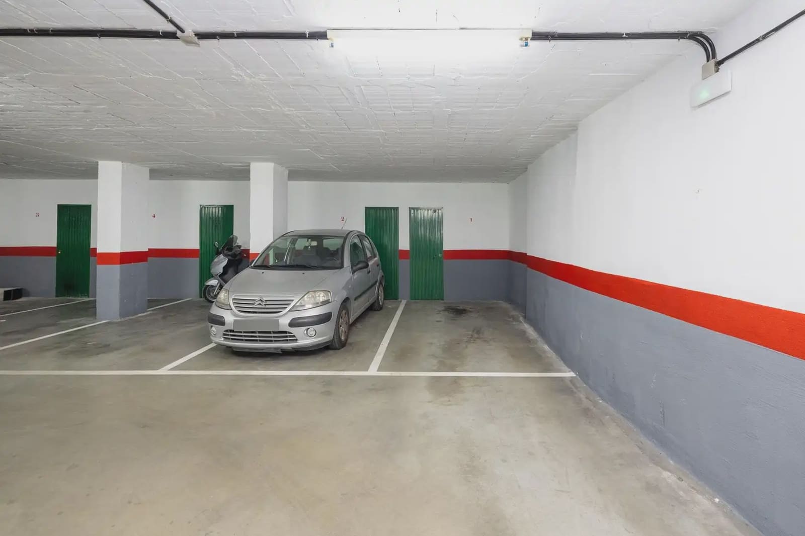 Garage for sale in Granada city - € 40,000 (Ref: 9837650)