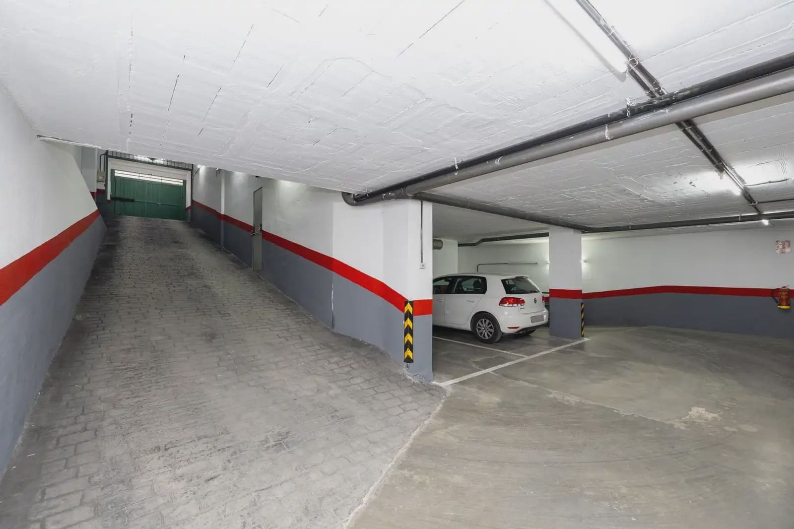 Garage for sale in Granada city - € 40,000 (Ref: 9837650)