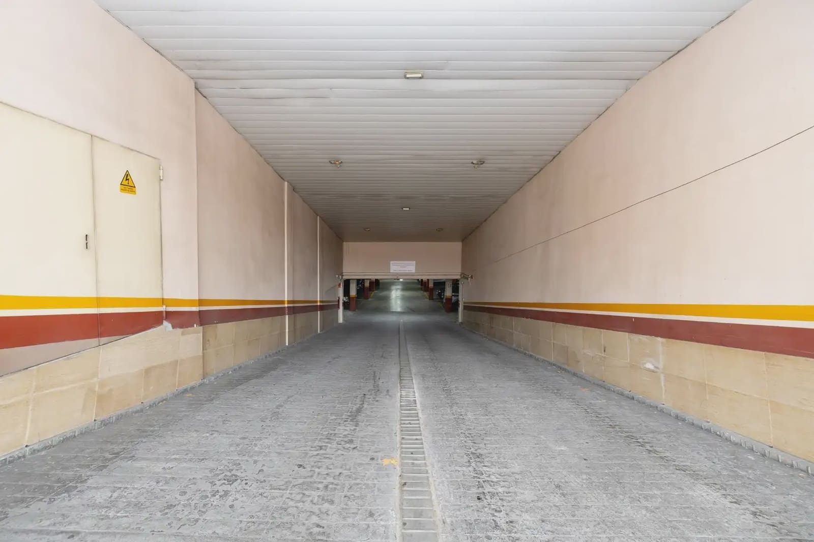 Garage for sale in Granada city - € 46,000 (Ref: 9837651)