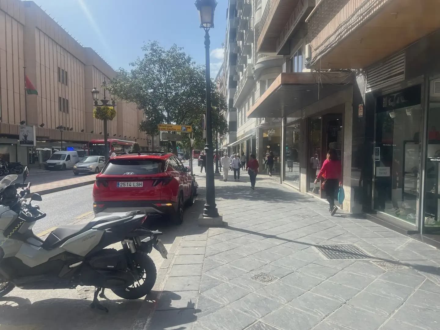 Commercial for rent in Granada city - € 3,000 (Ref: 9837652)