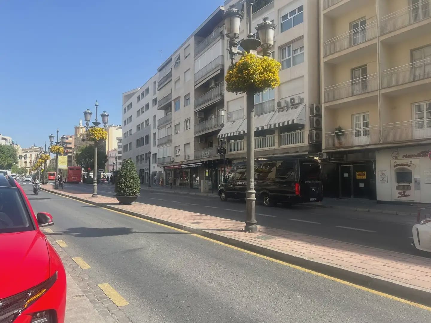 Commercial for rent in Granada city - € 3,000 (Ref: 9837652)
