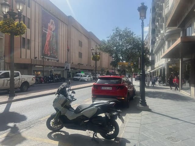 Commercial for rent in San Matías - Realejo, Granada city - € 3,000 (Ref: 9837652)