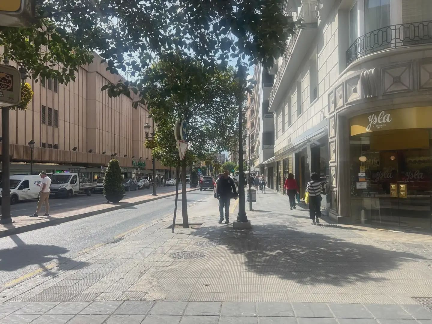 Commercial for rent in Granada city - € 3,000 (Ref: 9837652)