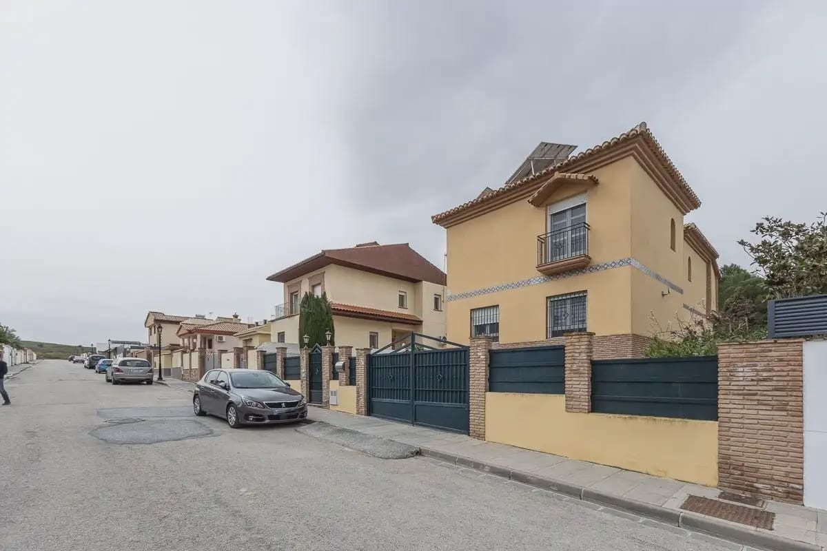 Villa te koop in Alhendin met zwembad garage - € 390.000 (Ref: 9837653)