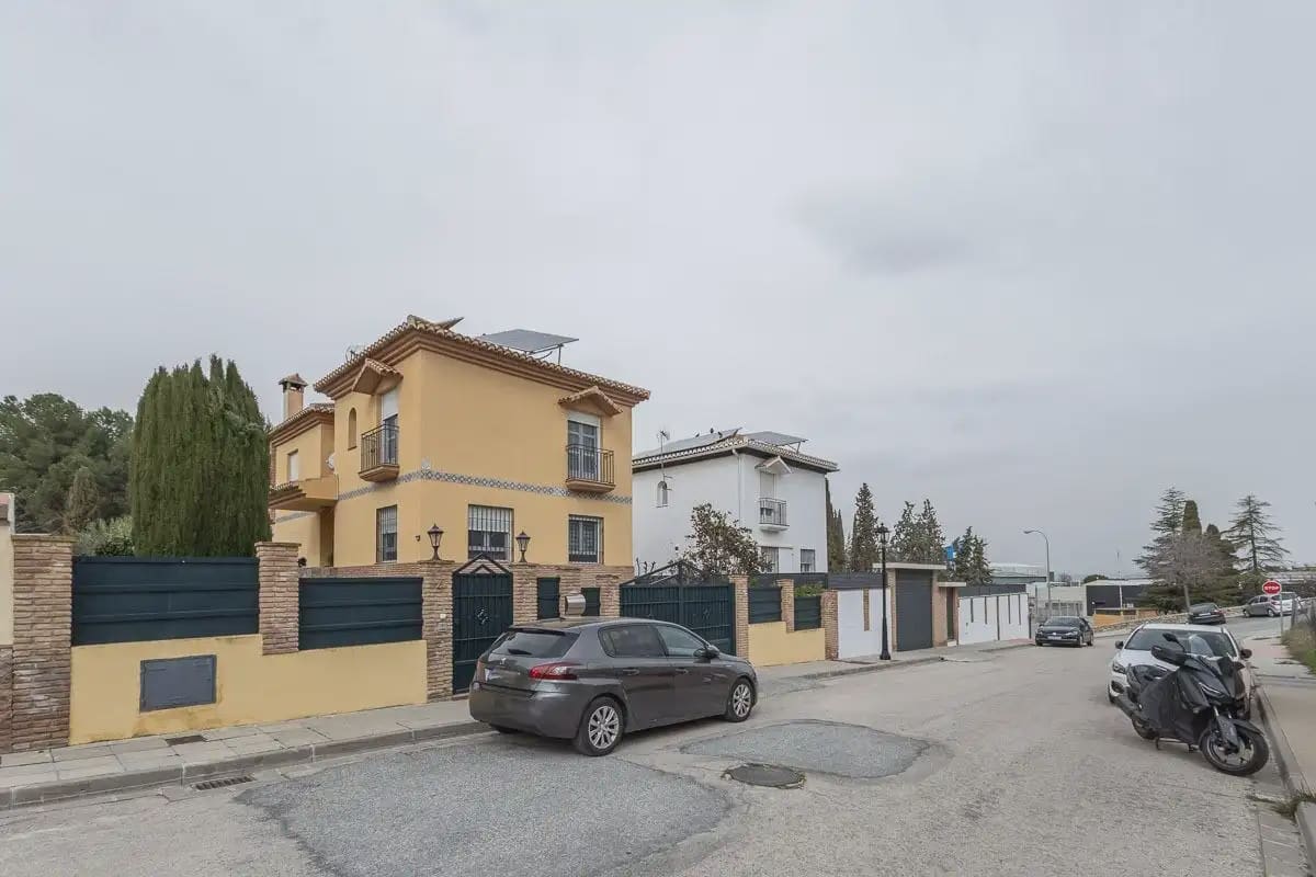 Villa te koop in Alhendin met zwembad garage - € 390.000 (Ref: 9837653)