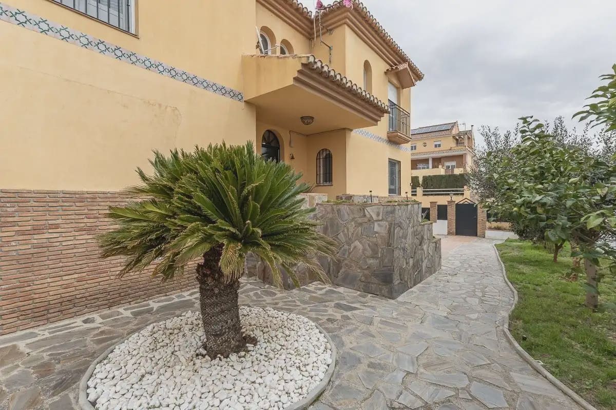 Villa te koop in Alhendin met zwembad garage - € 390.000 (Ref: 9837653)