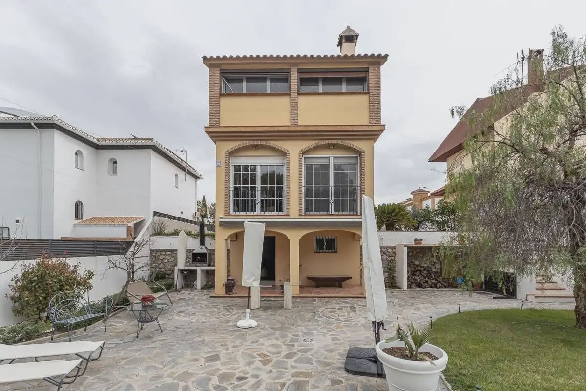 Villa te koop in Alhendin met zwembad garage - € 390.000 (Ref: 9837653)