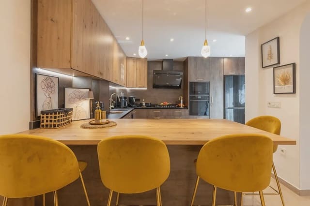 Dom blizniak na sprzedaż w Peligros z garażem - 395 000 € (Ref: 9837658)