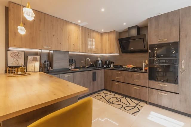 Dom blizniak na sprzedaż w Peligros z garażem - 395 000 € (Ref: 9837658)