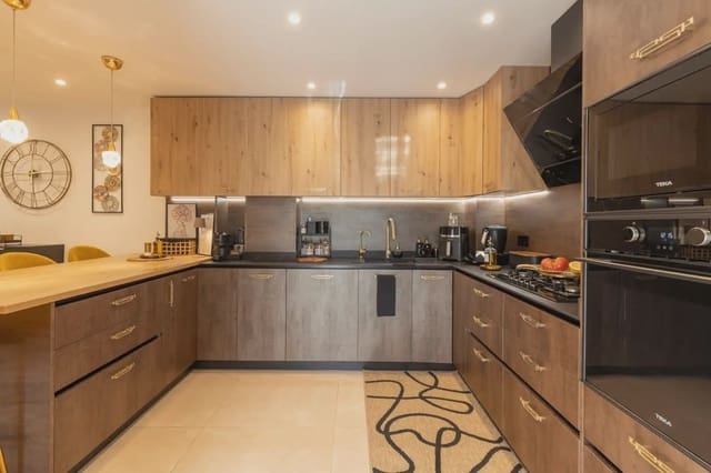 Dom blizniak na sprzedaż w Peligros z garażem - 395 000 € (Ref: 9837658)