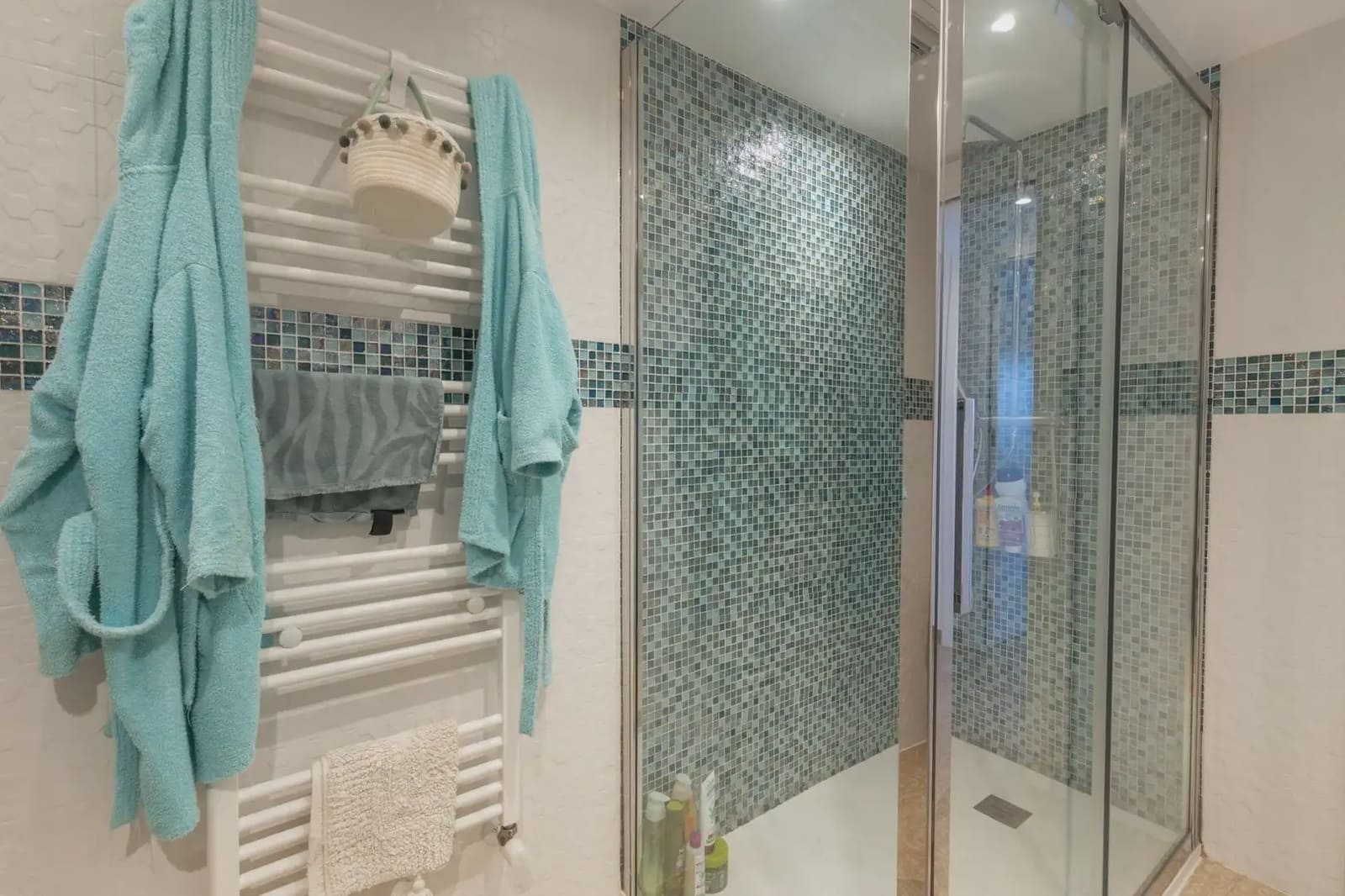 Dom blizniak na sprzedaż w Peligros z garażem - 395 000 € (Ref: 9837658)