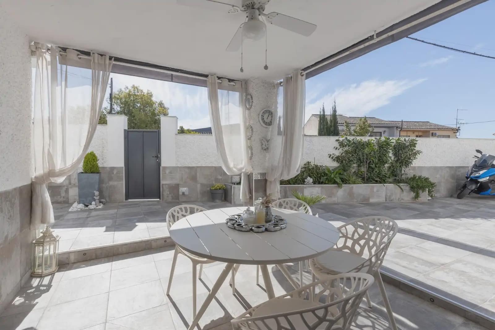 Dom blizniak na sprzedaż w Peligros z garażem - 395 000 € (Ref: 9837658)