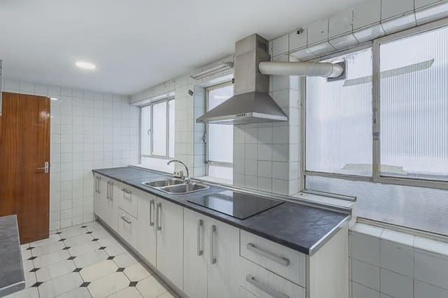 Leilighet til salgs i Pajaritos - Plaza de Toros, Granada by med garasje - € 420 000 (Ref: 9837660)