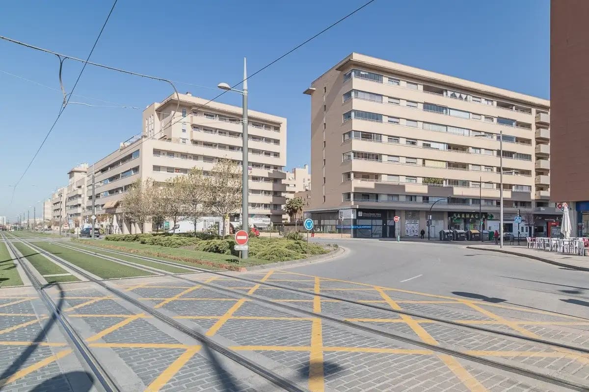 Commercial for sale in Granada city - € 350,000 (Ref: 9837662)