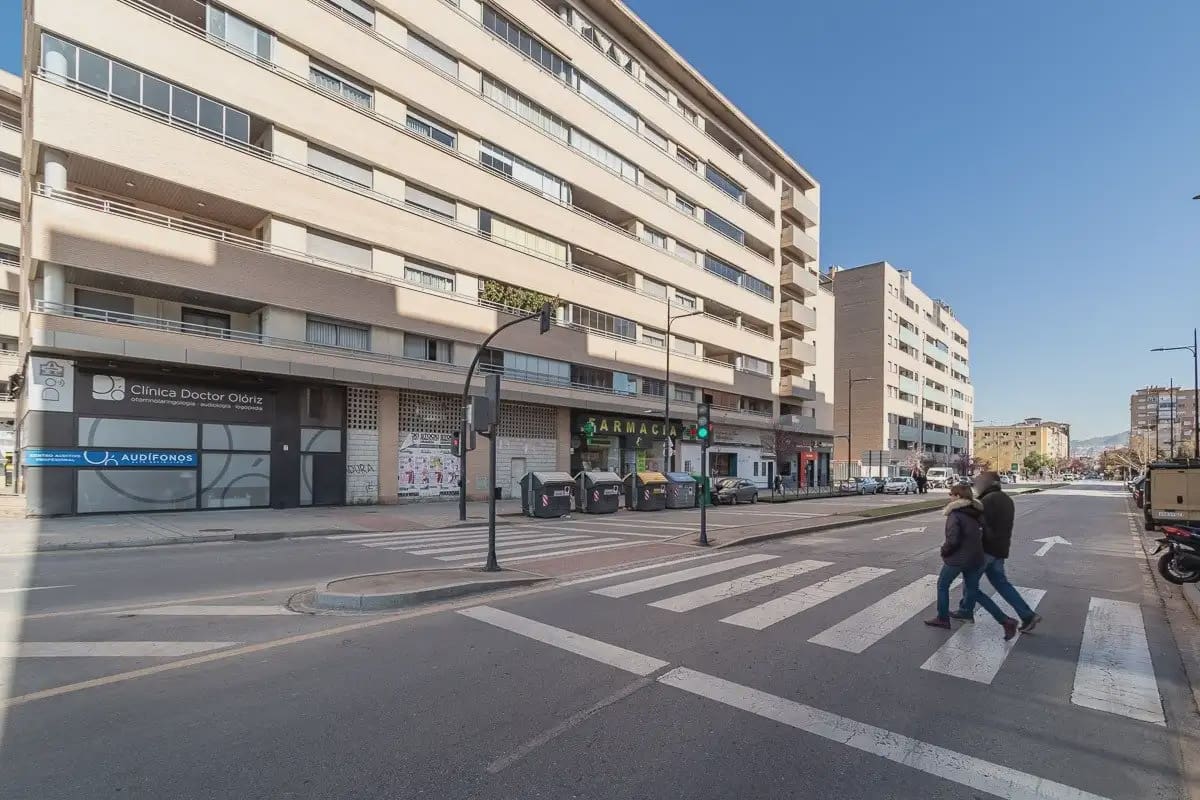 Commercial for sale in Granada city - € 350,000 (Ref: 9837662)