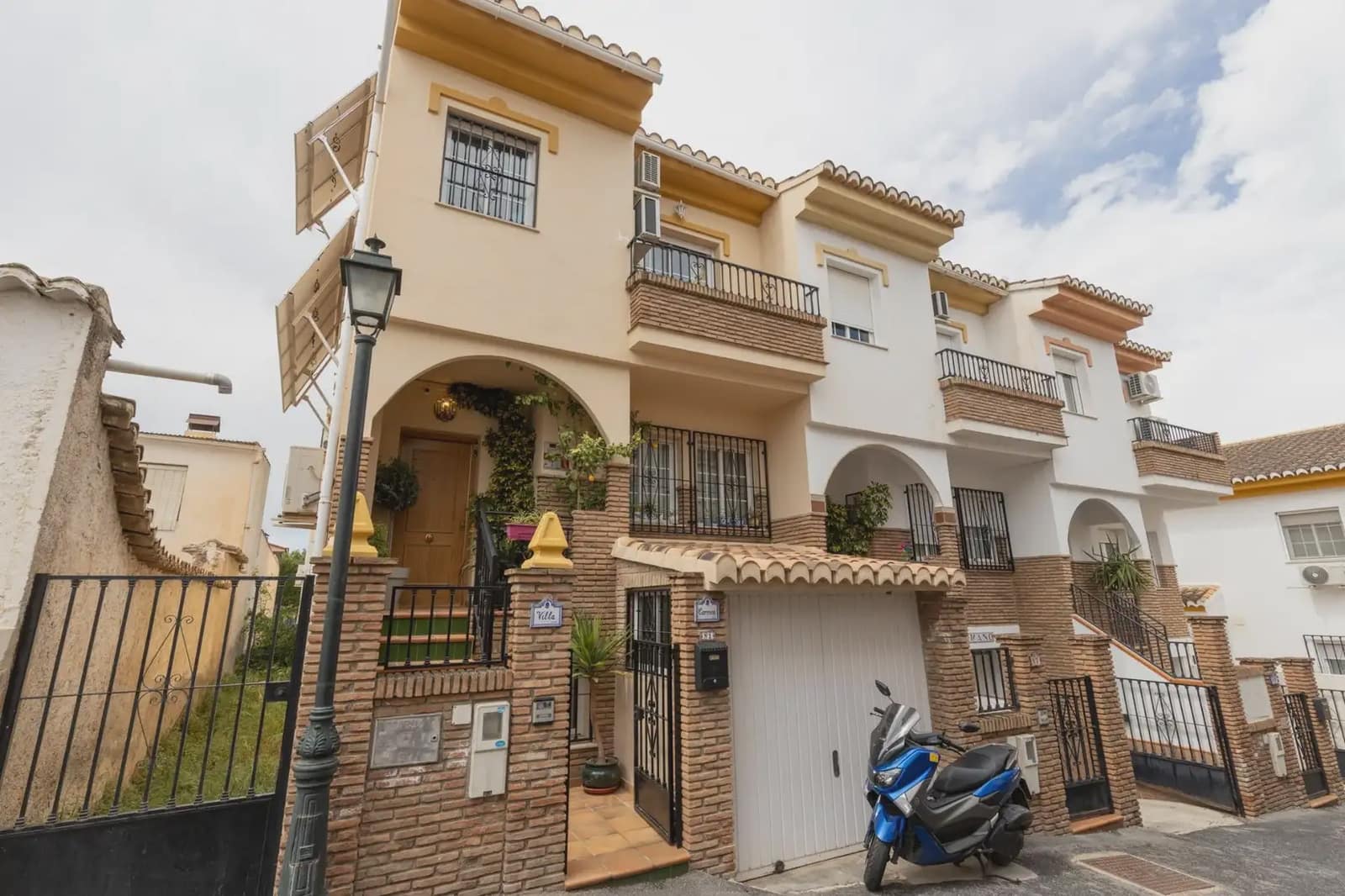 Semi-detached Villa for sale in Cajar with garage - € 242,000 (Ref: 9837669)