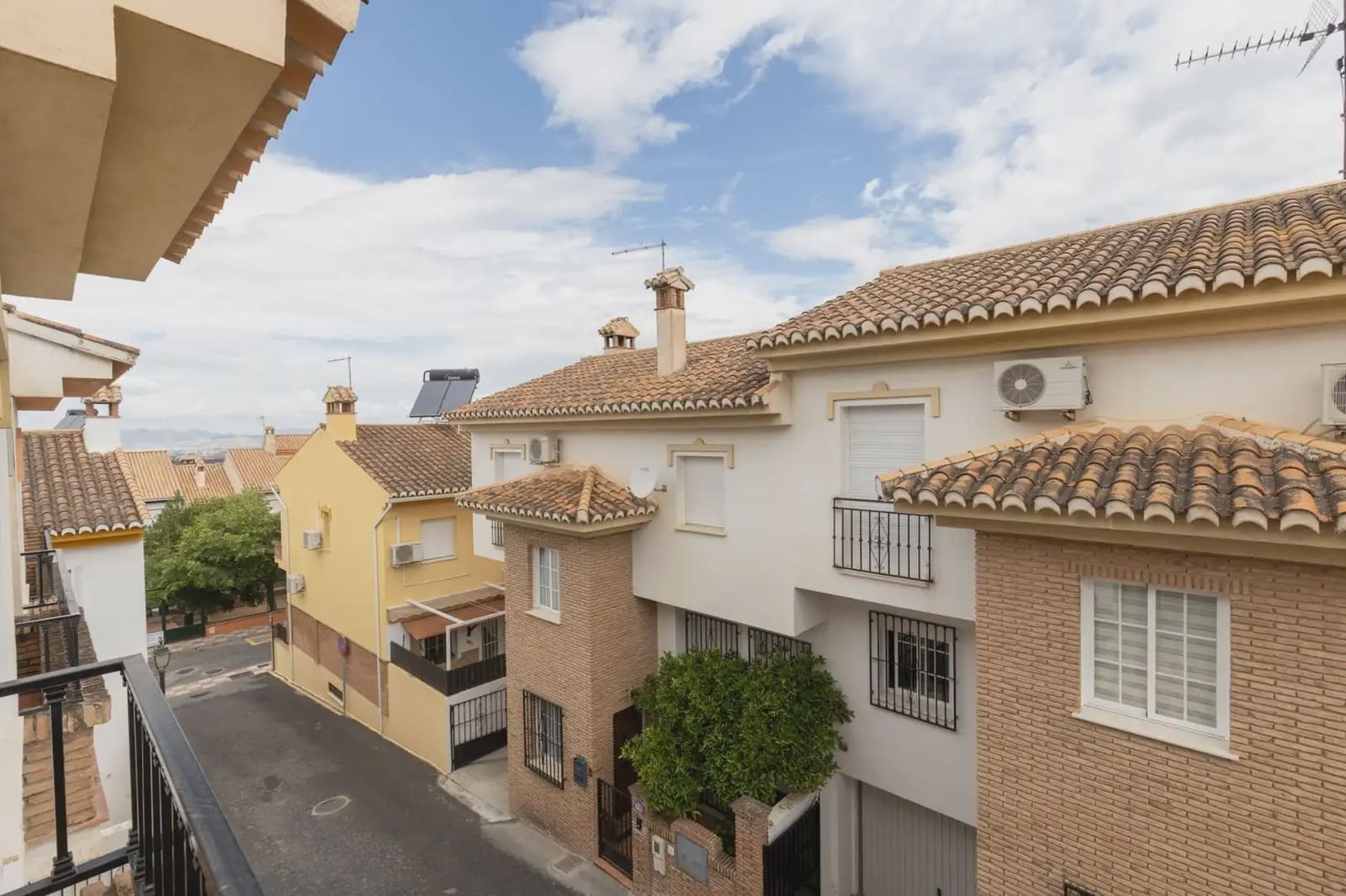 Semi-detached Villa for sale in Cajar with garage - € 242,000 (Ref: 9837669)