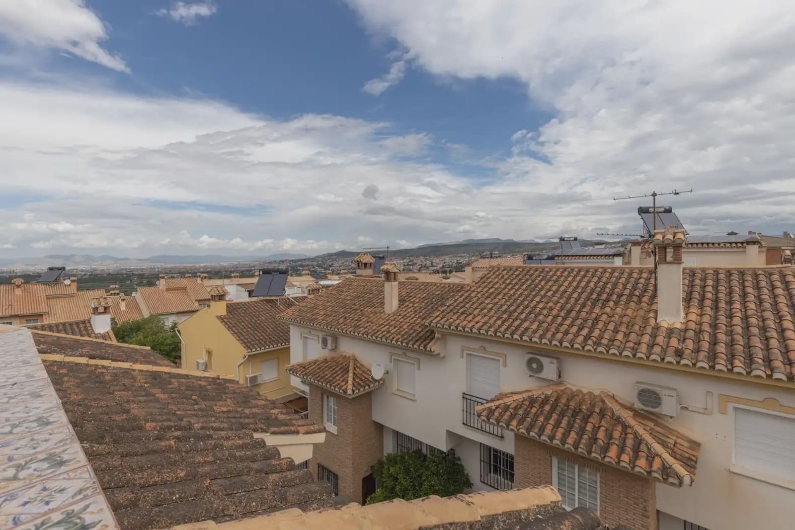 Semi-detached Villa for sale in Cajar with garage - € 242,000 (Ref: 9837669)