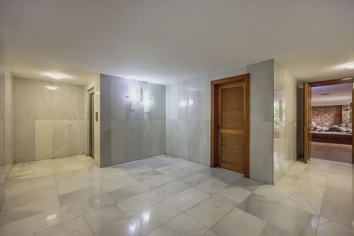 Leilighet til salgs i Granada by med garasje - € 385 000 (Ref: 9837670)