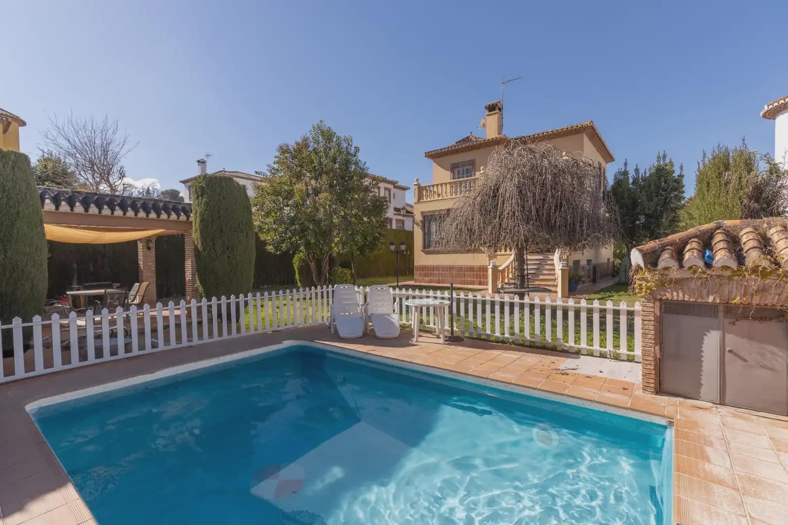 Villa te koop in La Zubia met zwembad garage - € 490.000 (Ref: 9837672)