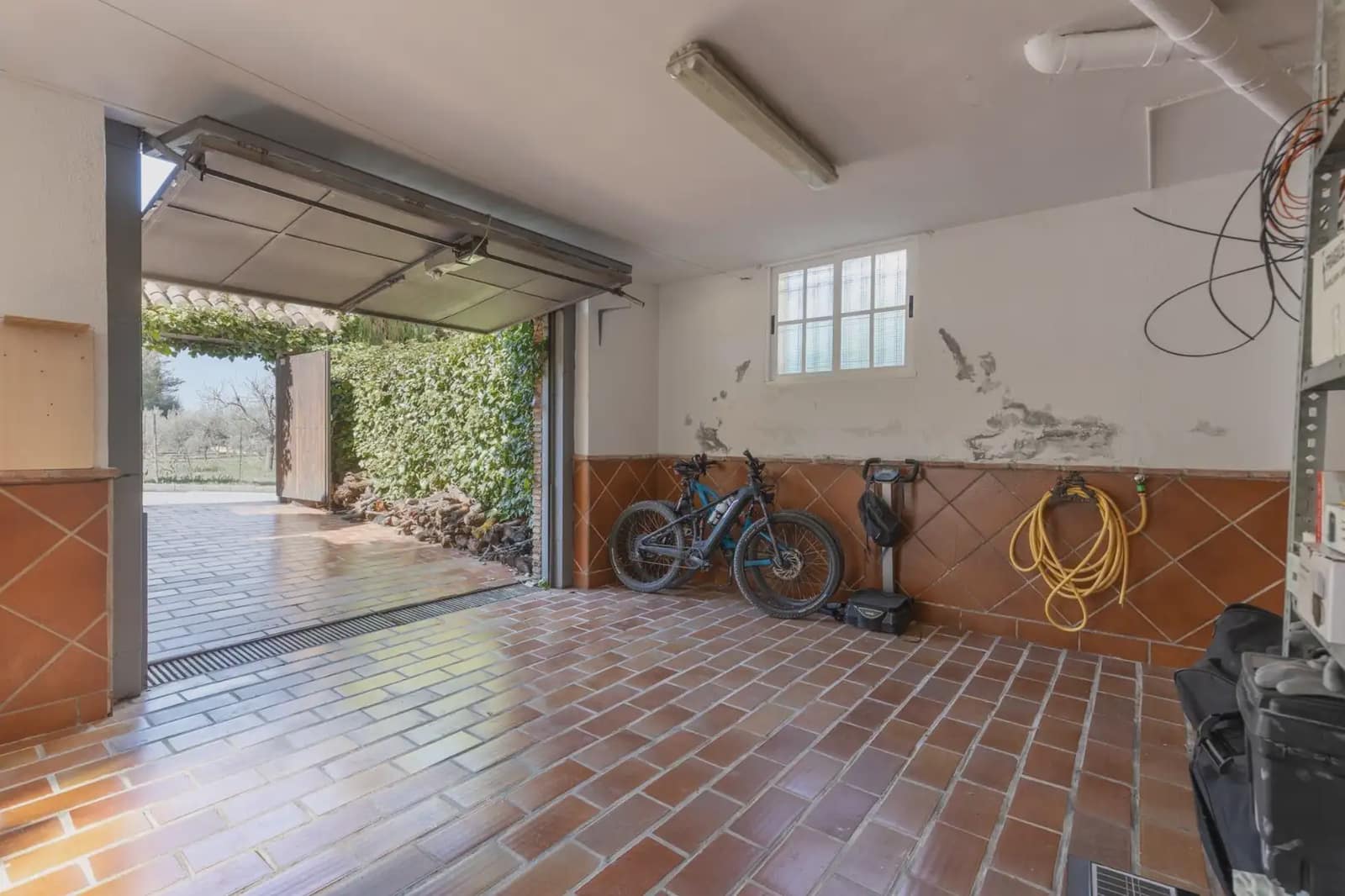 Villa te koop in La Zubia met zwembad garage - € 490.000 (Ref: 9837672)
