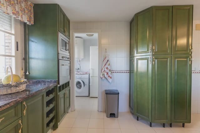 Villa til salg i La Zubia med swimmingpool garage - € 490.000 (Ref: 9837672)