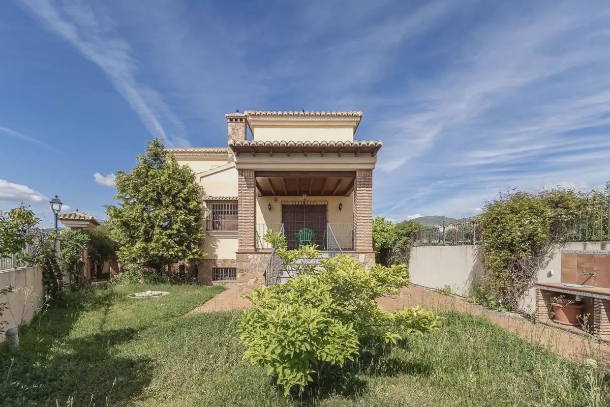 Villa zu verkaufen in Cajar mit Garage - 560.000 € (Ref: 9837673)