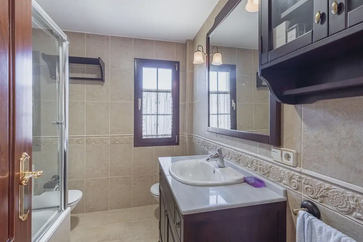 Villa zu verkaufen in Cajar mit Garage - 560.000 € (Ref: 9837673)