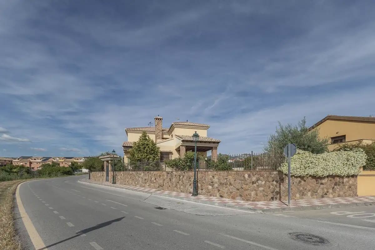 Villa zu verkaufen in Cajar mit Garage - 560.000 € (Ref: 9837673)