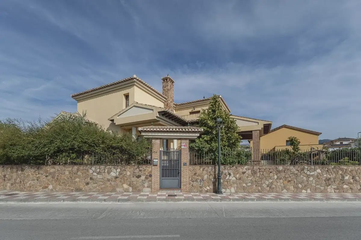 Villa zu verkaufen in Cajar mit Garage - 560.000 € (Ref: 9837673)