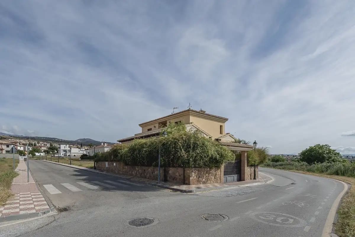 Villa zu verkaufen in Cajar mit Garage - 560.000 € (Ref: 9837673)