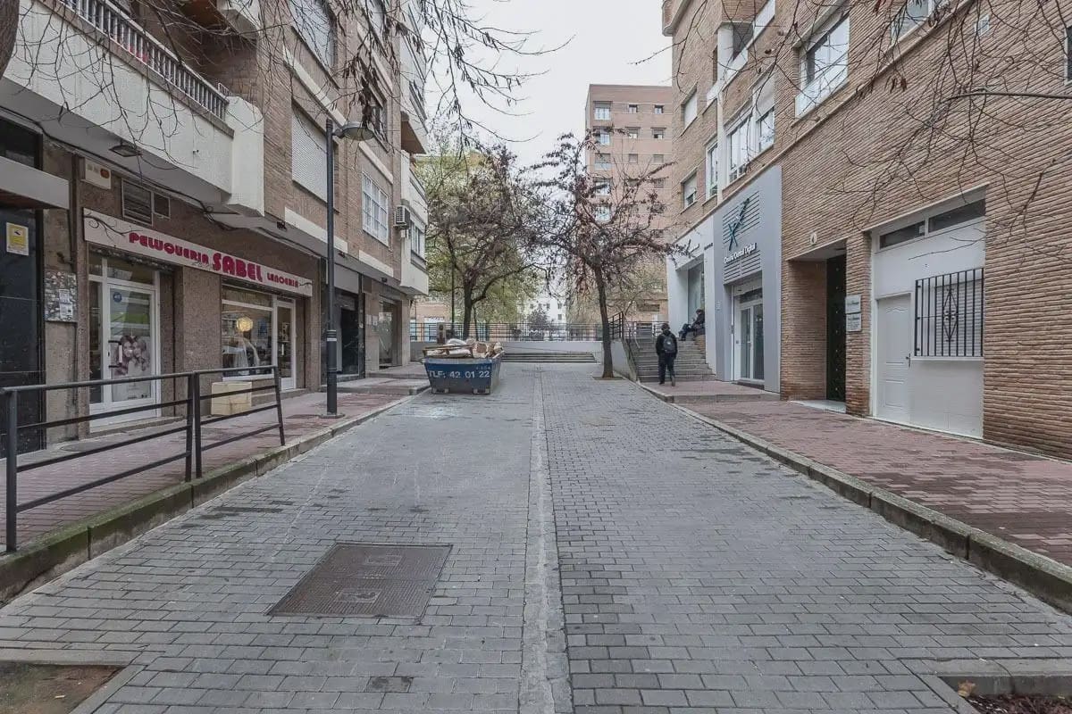 Local Comercial en Granada ciudad en venta - 129.000 € (Ref: 9837684)