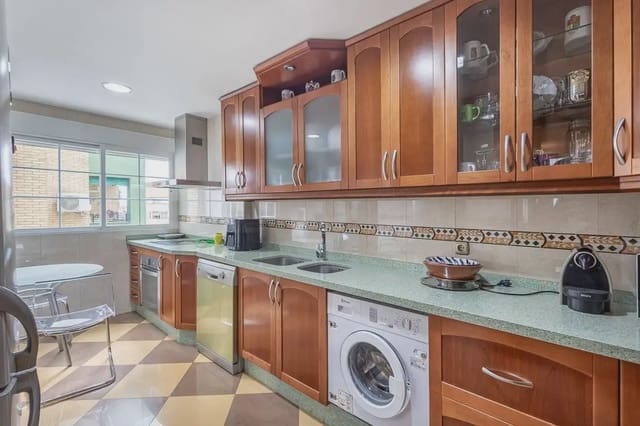 4 quarto Apartamento para venda em Pajaritos - Plaza de Toros, Granada cidade com garagem - 335 000 € (Ref: 9837685)