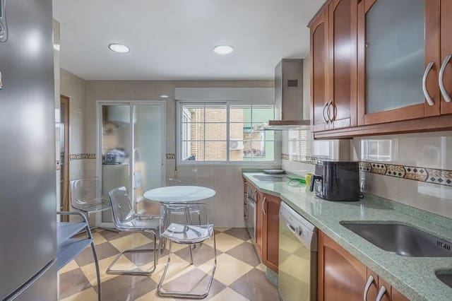 4 quarto Apartamento para venda em Pajaritos - Plaza de Toros, Granada cidade com garagem - 335 000 € (Ref: 9837685)