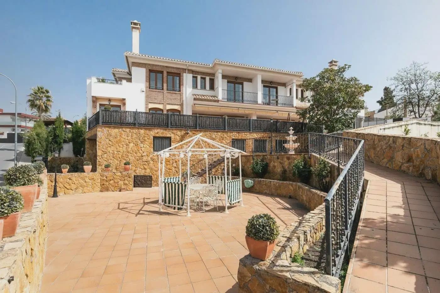 13 bedroom Semi-detached Villa for sale in Huetor Vega with pool garage - € 750,000 (Ref: 9837686)