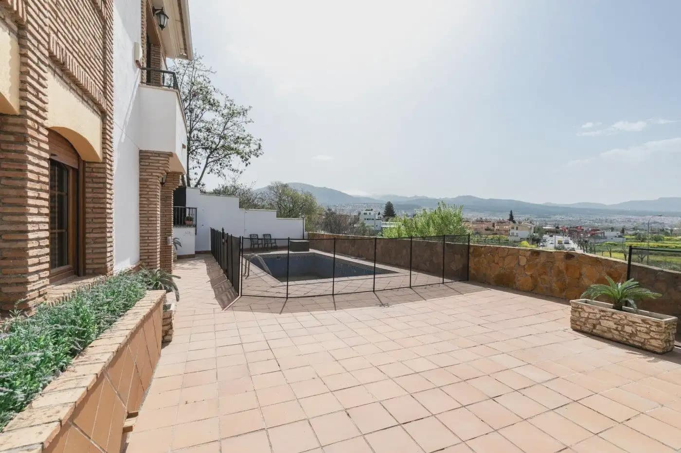 13 bedroom Semi-detached Villa for sale in Huetor Vega with pool garage - € 750,000 (Ref: 9837686)