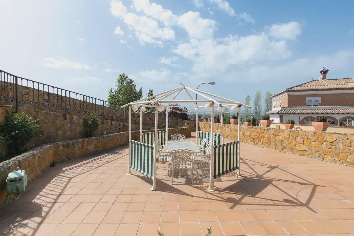 13 bedroom Semi-detached Villa for sale in Huetor Vega with pool garage - € 750,000 (Ref: 9837686)