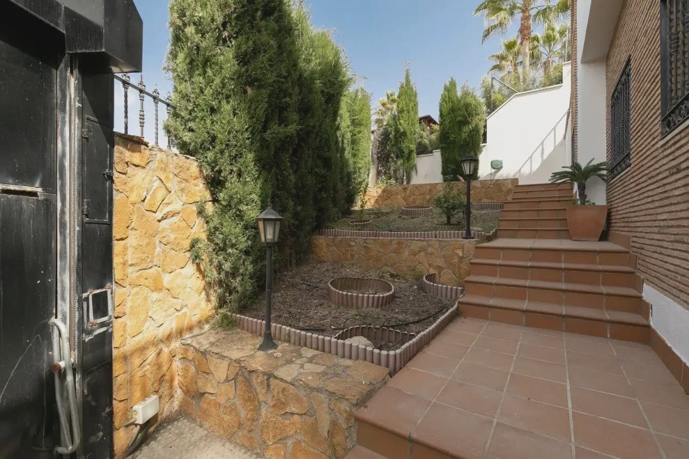 13 bedroom Semi-detached Villa for sale in Huetor Vega with pool garage - € 750,000 (Ref: 9837686)