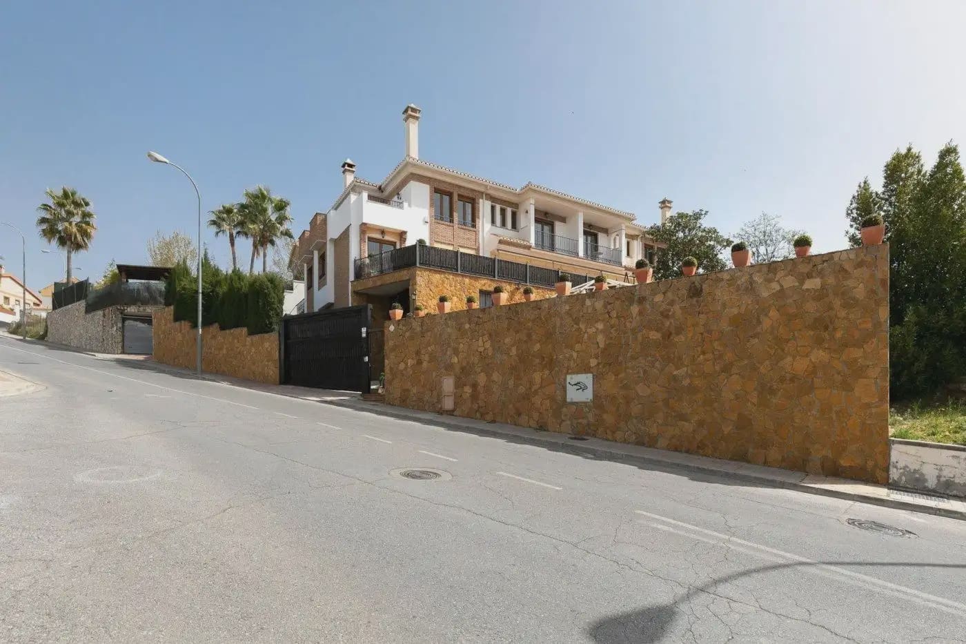 13 bedroom Semi-detached Villa for sale in Huetor Vega with pool garage - € 750,000 (Ref: 9837686)