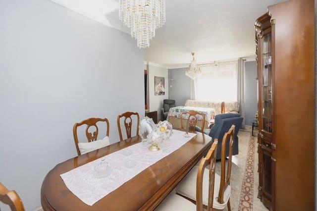 Moradia para venda em Cúllar Vega com piscina garagem - 350 000 € (Ref: 9837689)