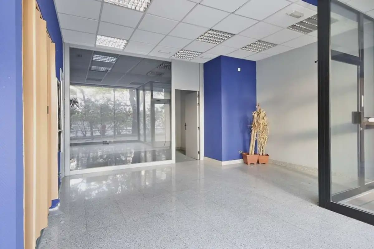 Commercial for rent in Granada city - € 700 (Ref: 9837693)
