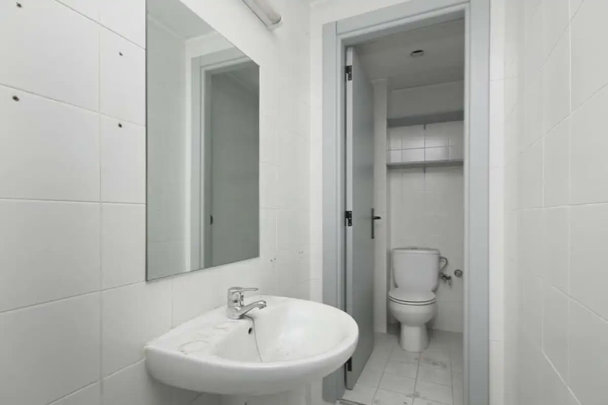 Commercial for rent in Granada city - € 700 (Ref: 9837693)