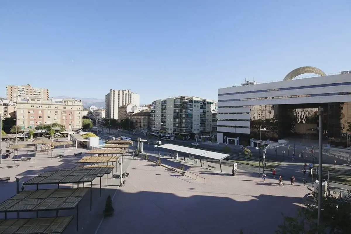 Commercial for rent in Granada city - € 700 (Ref: 9837693)