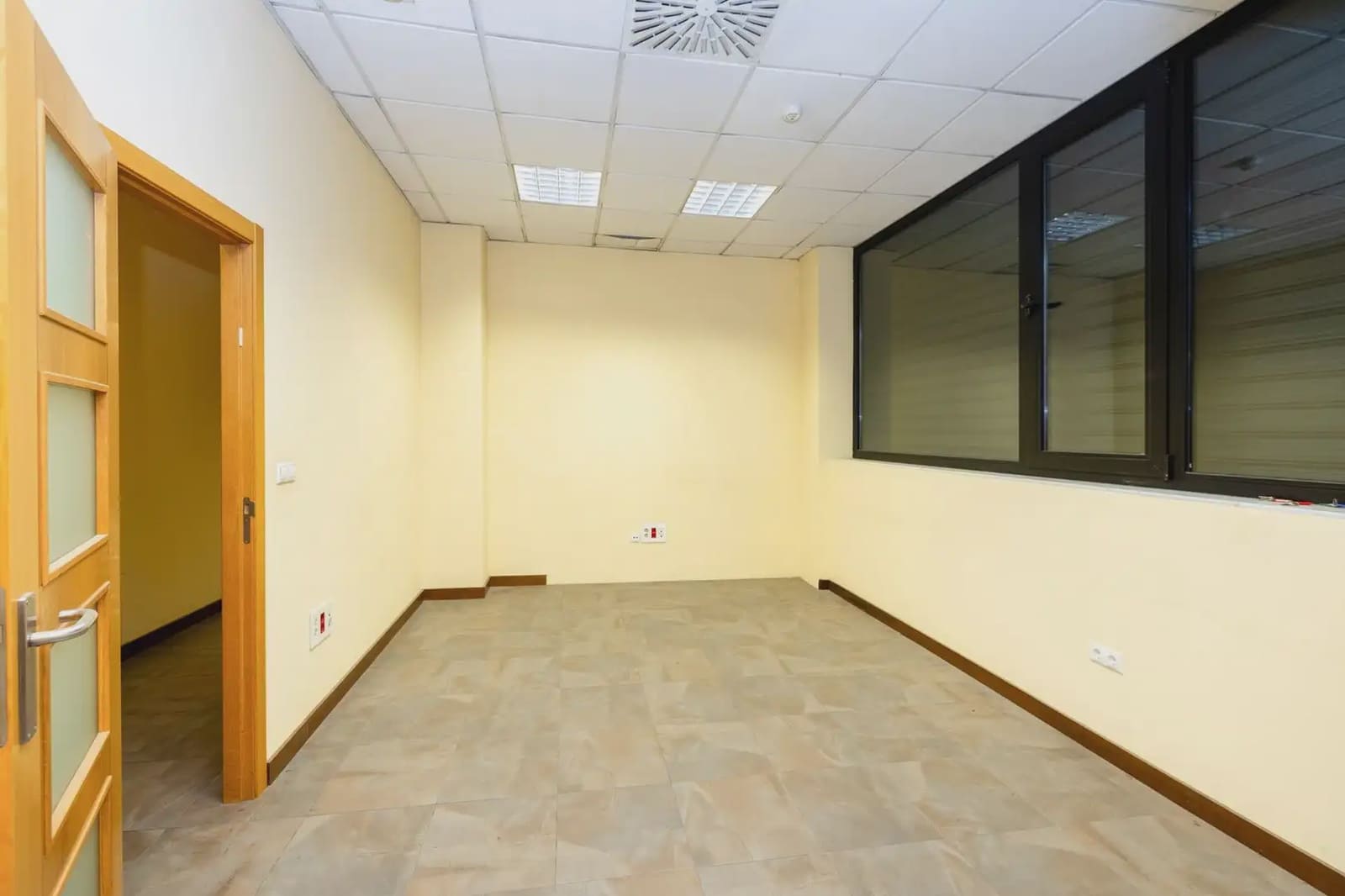 Commercial for sale in Granada city - € 659,952 (Ref: 9841399)